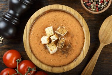 masada bir tabakta krema çorbası