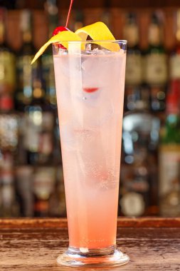Bar tezgahında lezzetli kokteyl