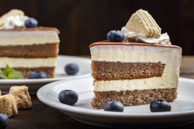 bir tabakta kahve kek