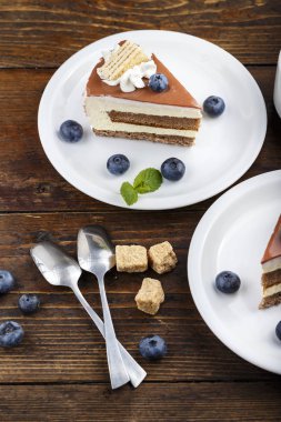 bir tabak içinde çikolatalı kek