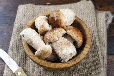 masanın üzerinde bir tabakta boletus mantar