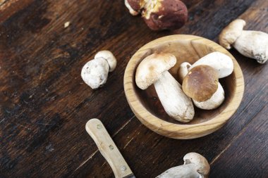 masada bir tabakta ham boletus