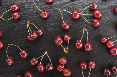 Masanın üzerine tatlı kiraz