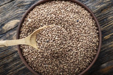 Tahta arka planda bir tabakta karabuğday