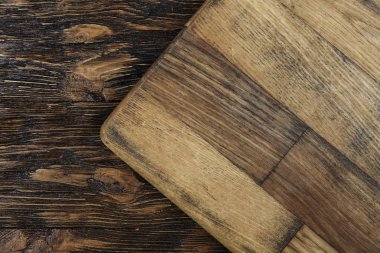 Ahşap arka planda kesme tahtası