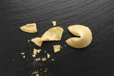 Siyah arka planda Fortune çerez