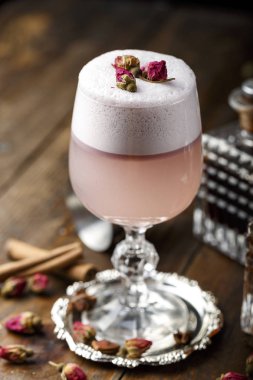 Güllü pembe kokteyl