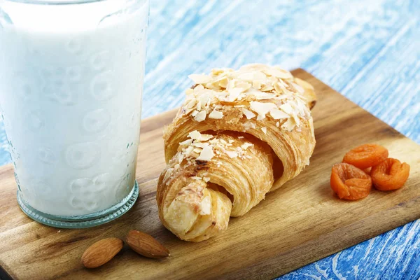 Croissant cu lapte pentru micul dejun — Fotografie, imagine de stoc