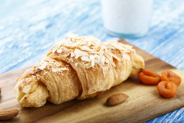 Croissant pe masă — Fotografie, imagine de stoc