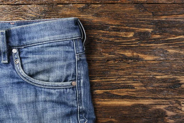 Ahşap zemin üzerinde kot pantolon — Stok fotoğraf