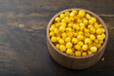 bir tabakta ham deniz dikeni