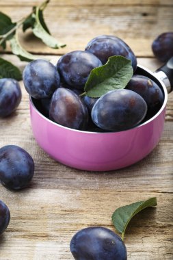 Ahşap arka planda erikler