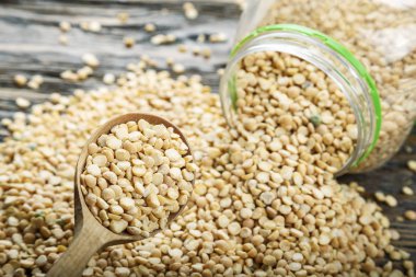 Kuru bezelyeler konserve kutusundan döküldü.