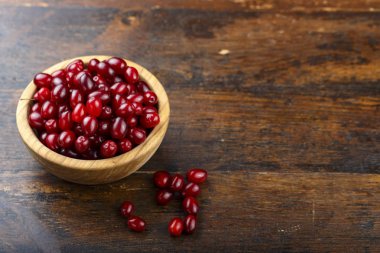 Masanın üzerinde olgun bir köpek ağacı var.