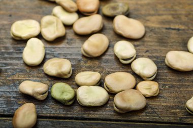 ahşap bir arka plan üzerinde kuru fasulye