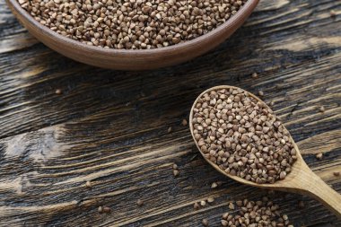 Bir kaşıkla tabakta karabuğday