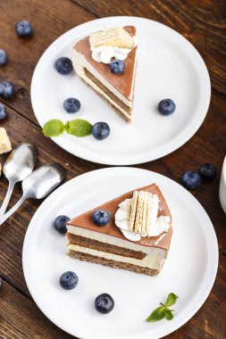 Tabakta kremalı pasta.