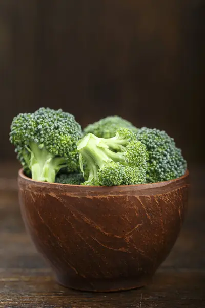 Brokoli organik di atas meja — Stok Foto