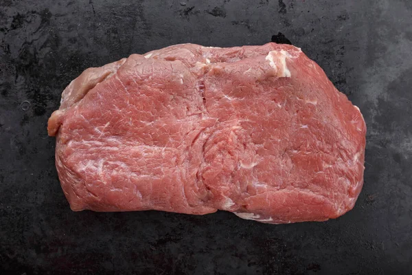 Nyers húsdarab fekete alapon — Stock Fotó