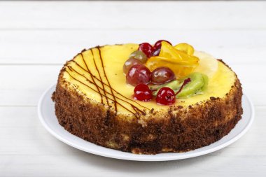 beyaz zemin üzerine kremalı pasta