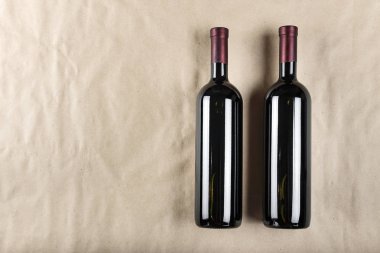 Gemide iki şişe şarap var.