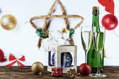 Beyaz arka planda şampanya ile Noel seti
