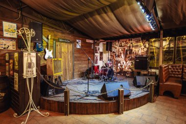 Küçük gece kulübü sahnesi