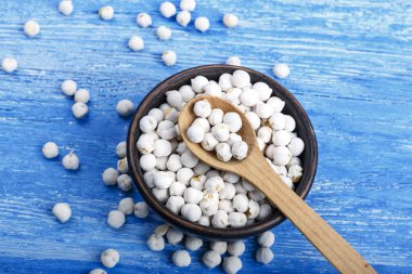 Ahşap zemin üzerinde kuru nohut