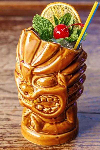 Cocktail mit Fruchtdekor im Tiki-Glas — Stockfoto