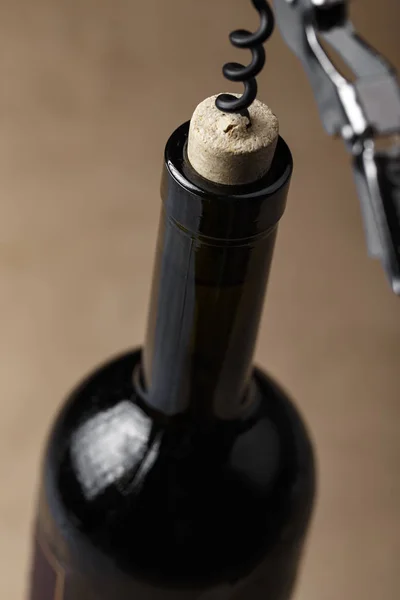 Abrir uma garrafa de vinho com um saca-rolhas — Fotografia de Stock