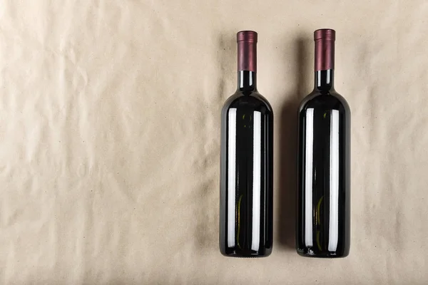 Zwei Flaschen Wein auf dem Handwerk — Stockfoto