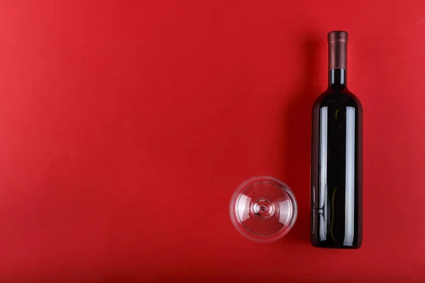 Botella de vino y un lugar de cristal para el texto — Foto de Stock