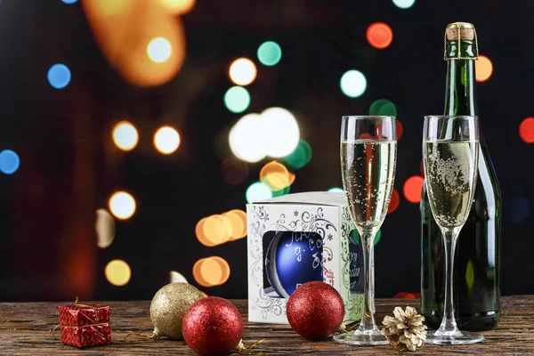 Champagne dans des verres et avec un jouet de Noël — Photo