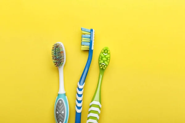 Toothbrushes lie in a row — Stock Photo, Image