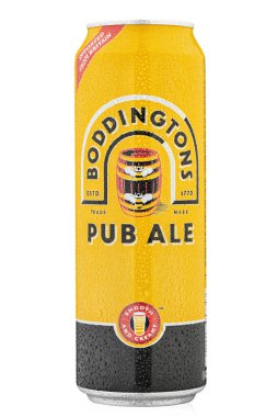 Ukrayna, Kyiv - Mart 02. 2020: Alüminyum kutu bira Boddingtons Pub Ale, İngiltere 'den beyaz arka planda. Tarz: İngiliz birası. Su damlaları. Dosya kırpma yolu içeriyor.