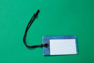 İple bağlanmış boş bir etiket. Fiyat etiketi, hediye etiketi, satış etiketi, yeşil arkaplanda izole edilmiş adres etiketi.