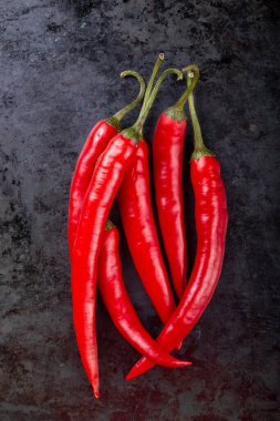 Siyah bir masada acı kırmızı biber, üst manzara..