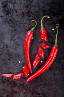 Siyah bir masada acı kırmızı biber, üst manzara..