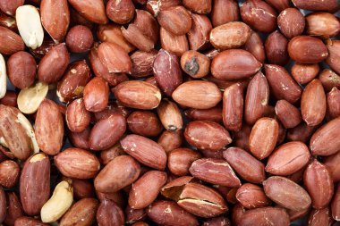 Arka plan olarak dağılmış soyulmuş fıstıklar. Fıstık dokusu açıkça görülüyor