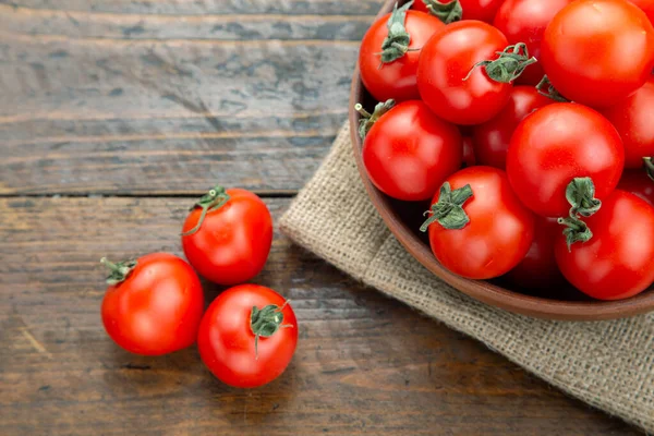 Reife Tomaten Einem Teller Auf Einem Braunen Holztisch Nahaufnahme Landwirt — Stockfoto