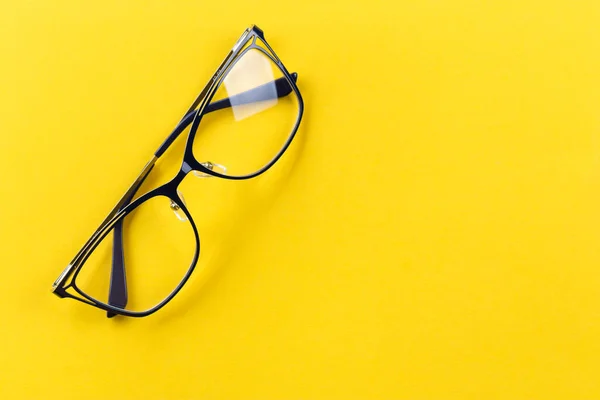 Transparente Brille Zum Sehen Mit Schwarzen Armen Auf Leuchtend Gelbem — Stockfoto