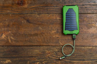 Mobil cihazları şarj etmek için güç bankası. Batarya bankası. Mobil aygıtlar için dış pil.