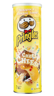 Ukrayna, Kyiv - 01 Haziran 2020: Beyaz arka planda izole edilmiş bir paket Pringles peynirli patates cipsi. Katalog için izole paketleme. Dosya kırpma yolu içeriyor.