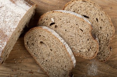 Kesme tahtasının üzerinde dilimlenmiş ekmek..