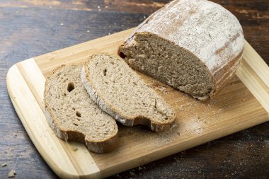 Kesme tahtasının üzerinde dilimlenmiş ekmek..