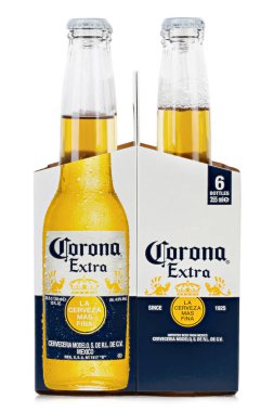 Ukrayna, Kyiv - 3 Haziran 2020: Beyaz arka planda izole edilmiş 6 paket Corona Extra Birası. Corona, Amerika Birleşik Devletleri 'ndeki en popüler ithal bira. Dosya kırpma yolu içeriyor.