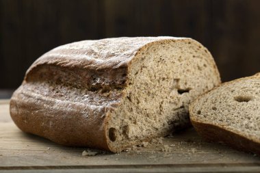 Kesme tahtasının üzerinde dilimlenmiş ekmek..