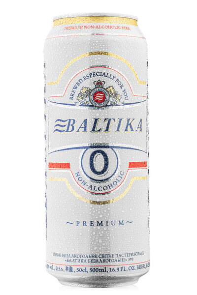 Украина, Киев - 01 июня. 2020: можно пиво "Балтика", неалкогольное 0 на белом фоне. Балтика - вторая по величине пивоваренная компания в России. Капли воды. Файл содержит путь обрезки
.