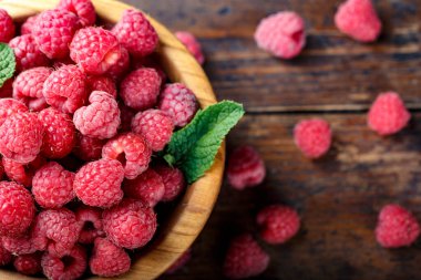 Tahta tabakta taze ahududu