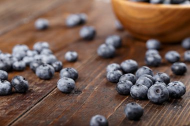 Taze yaban mersinleri ahşap bir masaya saçılmıştır. Sağlıklı beslenme